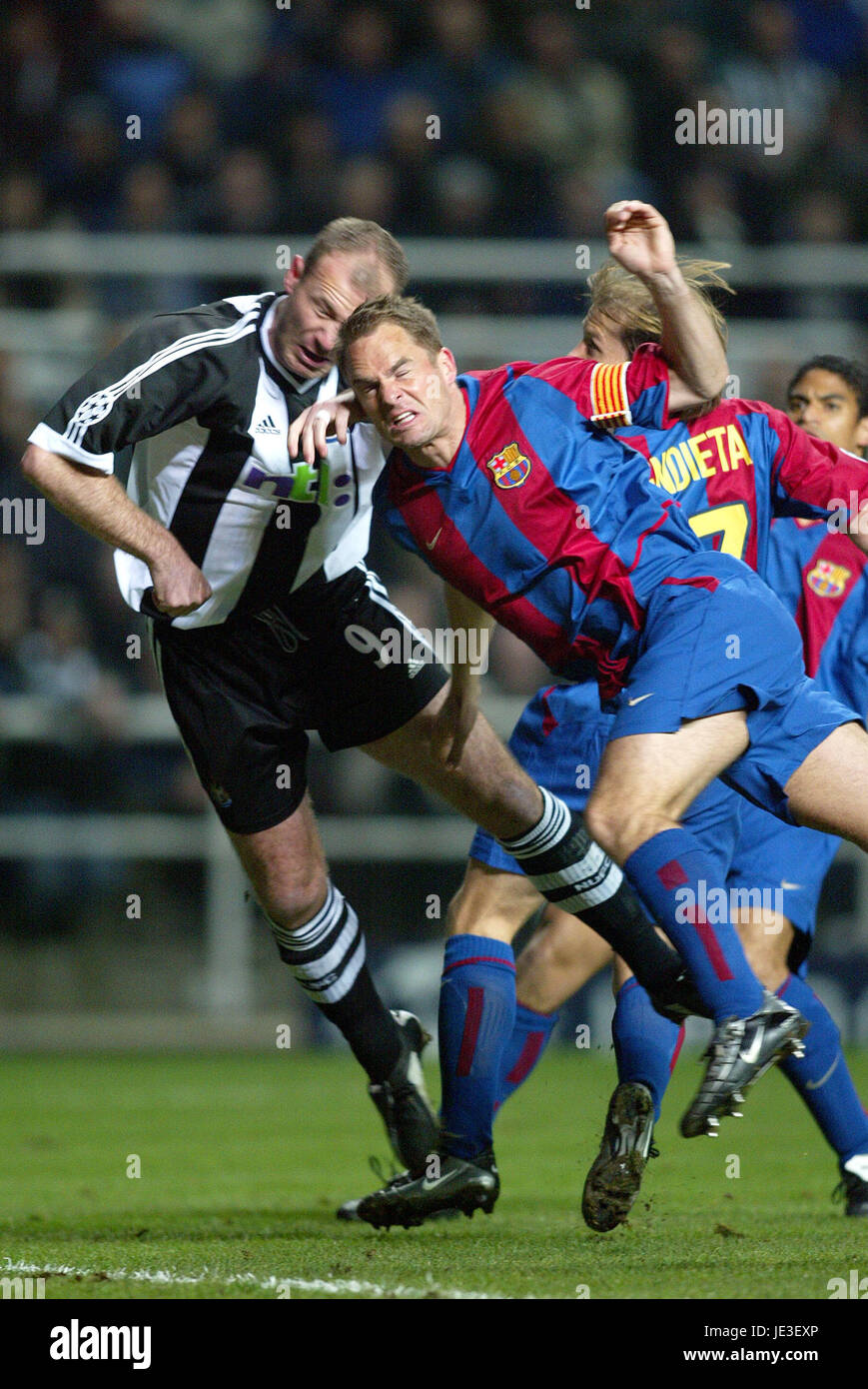 ALAN SHEARER PATRIK ANDERSSON NEWCASTLE UTD V Barcellona St James Park Newcastle 19 Marzo 2003 Foto Stock