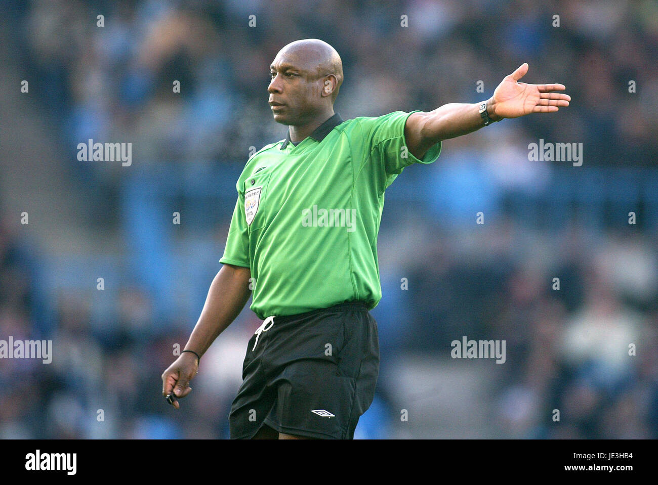 URIAH RENNIE arbitro di calcio MAINE ROAD MANCHESTER 05 Gennaio 2003 Foto Stock