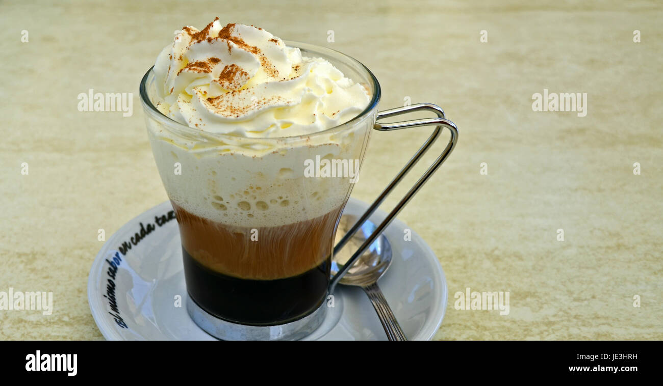 Cappuccino con crema topping Foto Stock