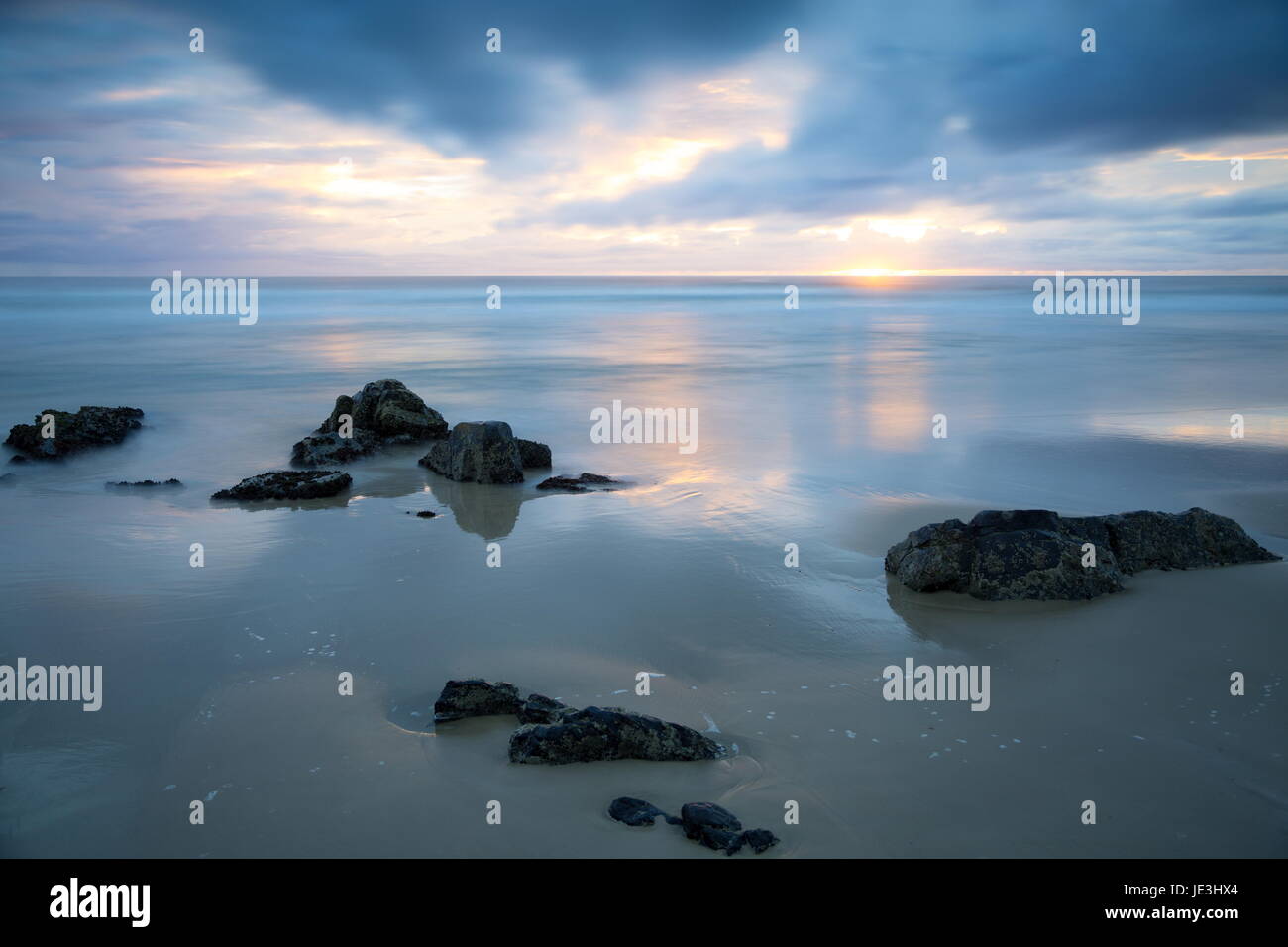 La bassa marea riflessioni su di una spiaggia di sabbia. Foto Stock
