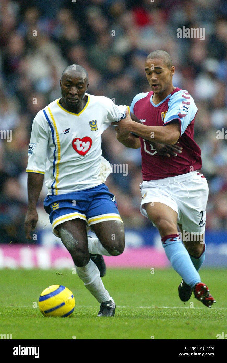 LOMANA LULALUA & LUKE MOORE ASTON VILLA V PORTSMOUTH VILLA PARK ASTON Birmingham Inghilterra 06 Novembre 2004 Foto Stock