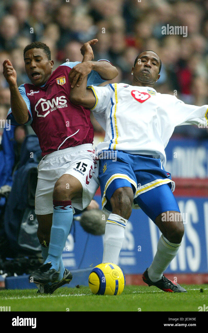 U CRUZ & Ricardo FULLER ASTON VILLA V PORTSMOUTH VILLA PARK ASTON Birmingham Inghilterra 06 Novembre 2004 Foto Stock