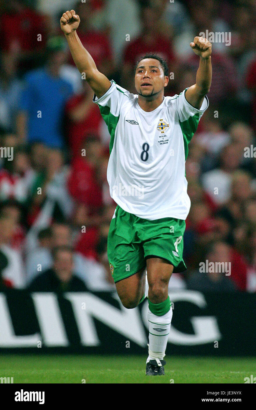 JEFF WHITLEY IRLANDA DEL NORD & MAN CITY FC Millennium Stadium Cardiff Galles 08 Settembre 2004 Foto Stock