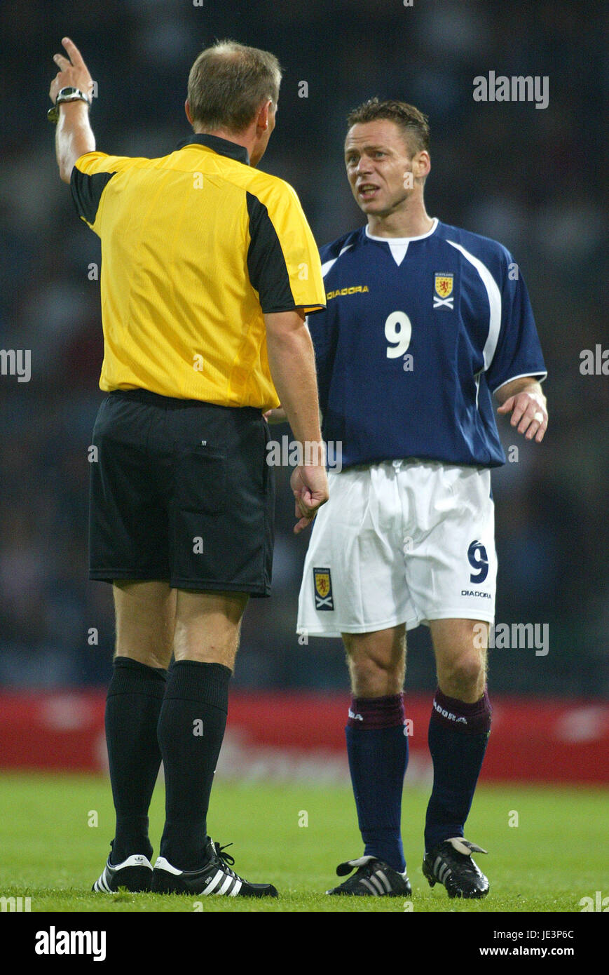 CLAUS BO LARSEN & PAUL DICKOV SCOZIA V SLOVENIA HAMPDEN PARK GLASGOW Scozia 08 Settembre 2004 Foto Stock