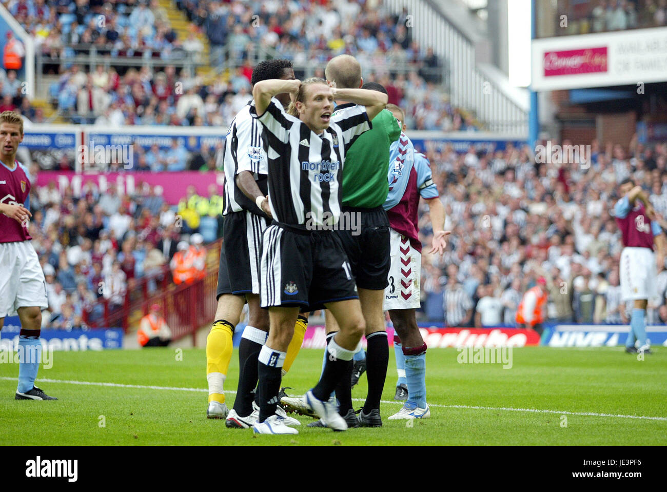 CRAIG BELLAMY NON RIESCE A CREDERE CHE ASTON VILLA V NEWCASTLE VILLA PARK BIRMINGHAM 28 Agosto 2004 Foto Stock