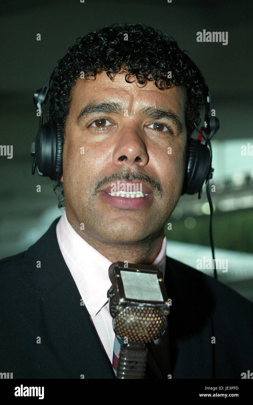 CHRIS KAMARA SKY TV presentatore KC Stadium Hull Inghilterra 31 Agosto 2004 Foto Stock