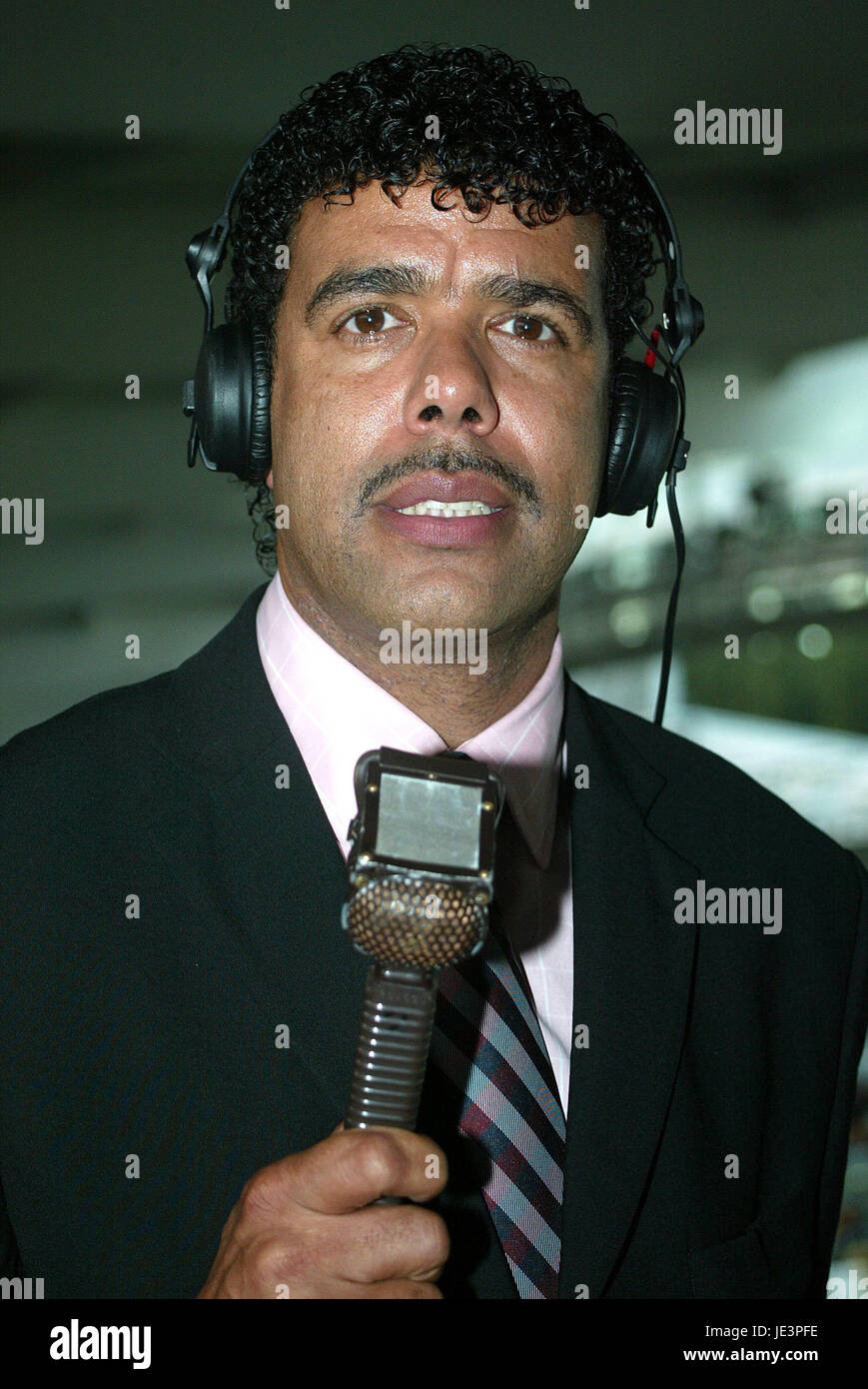CHRIS KAMARA SKY TV presentatore KC Stadium Hull Inghilterra 31 Agosto 2004 Foto Stock