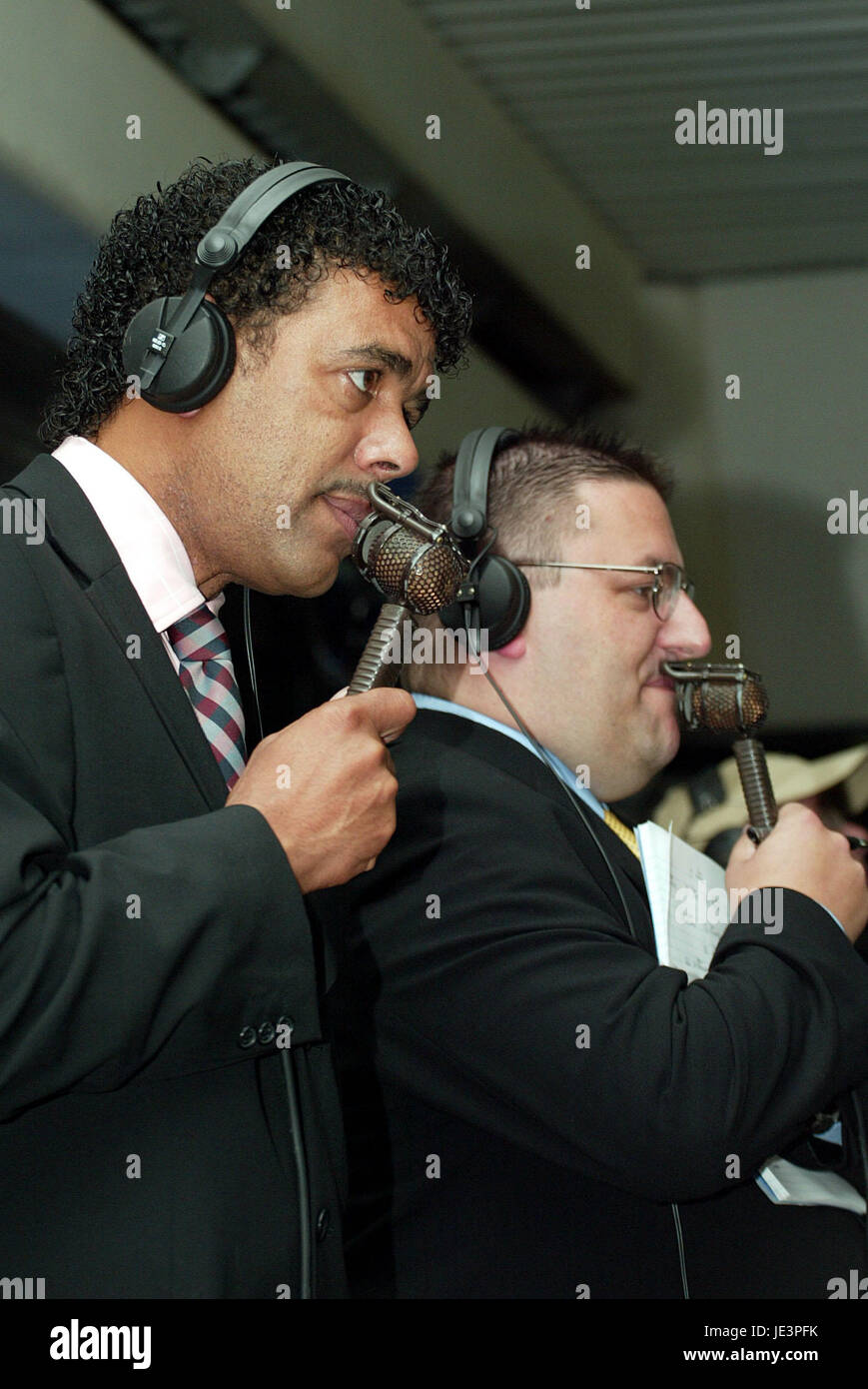 CHRIS KAMARA SKY TV presentatore KC Stadium Hull Inghilterra 31 Agosto 2004 Foto Stock