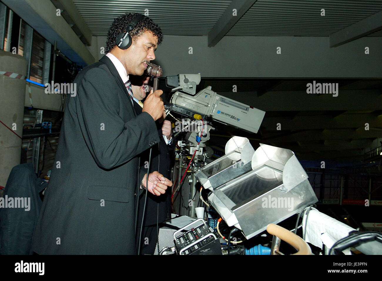 CHRIS KAMARA SKY TV presentatore KC Stadium Hull Inghilterra 31 Agosto 2004 Foto Stock