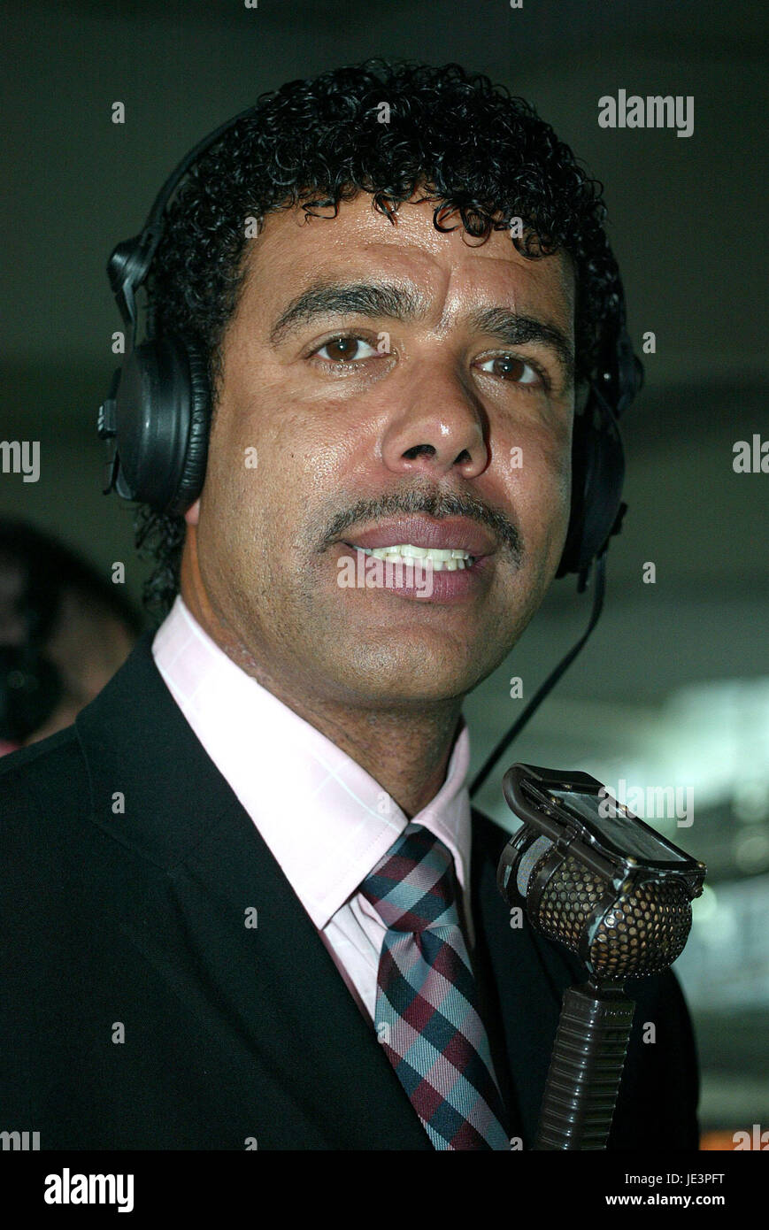 CHRIS KAMARA SKY TV presentatore KC Stadium Hull Inghilterra 31 Agosto 2004 Foto Stock