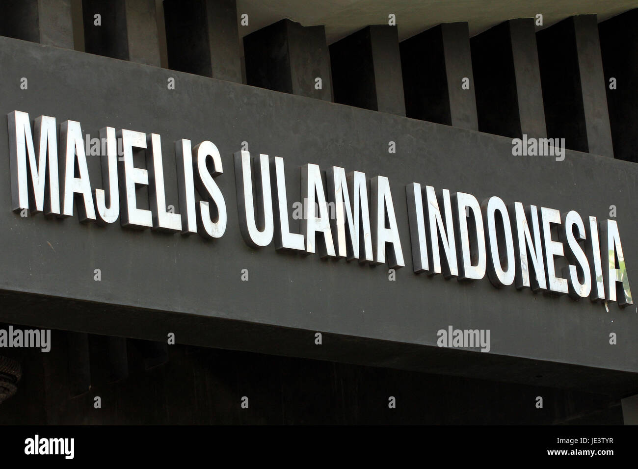 Jakarta, Indonesia. 07 Ago, 2014. Il Ulama indonesiana consiglio (abbreviato come MUI) è un ente che accoglie gli studiosi, zu'ama, e studiosi islamici in Indonesia per guidare e nutrire e coltivare i musulmani in tutta l'Indonesia. L'Ulema indonesiano consiglio è stato istituito per aiutare il governo a fare le cose riguardanti i musulmani, come ad esempio il rilascio di fatwe in halalness di un alimento, determinare la verità di un flusso in Islam e questioni relative al rapporto di un aderente di Islam al suo ambiente. Credito: Kuncoro Widyo Rumpoko/Pacific Press/Alamy Live News Foto Stock