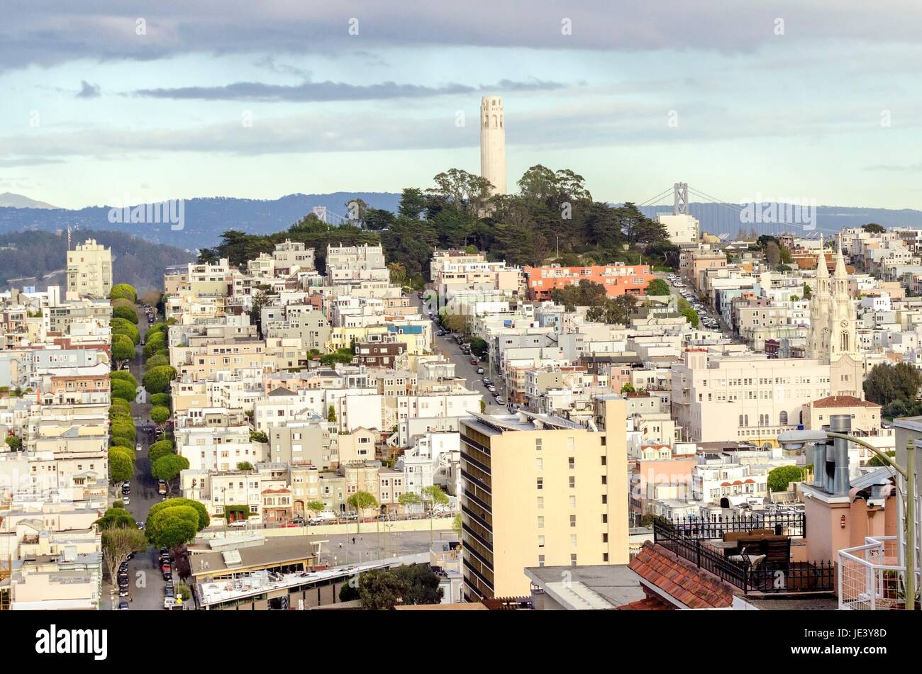 Coit Tower, aka il Lillian Memorial Coit Tower su Telegraph Hill quartiere di San Francisco, California, Stati Uniti d'America. Una vista del flutted torre bianca da Lombard street. Foto Stock