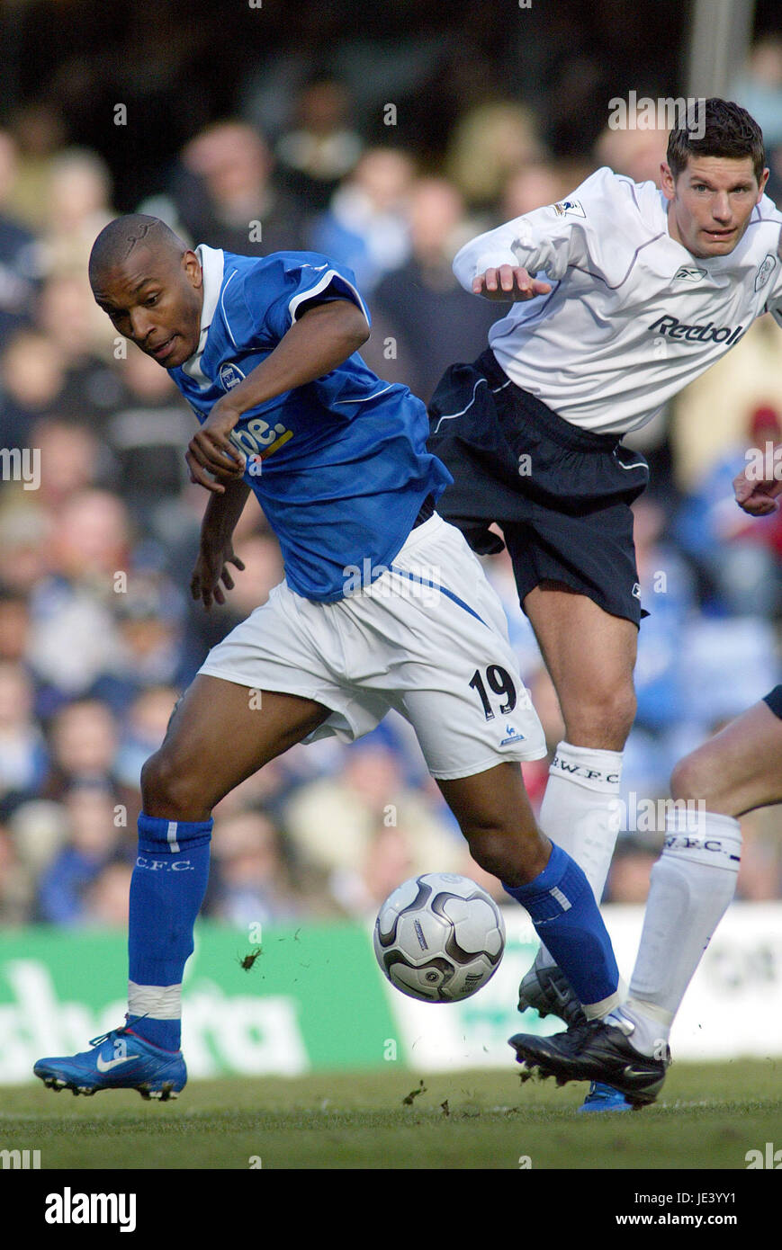 CLINTON MORRISON & UN BARNESS BIRMINGHAM CITY V BOLTON W St Andrews Birmingham Inghilterra 06 Marzo 2004 Foto Stock