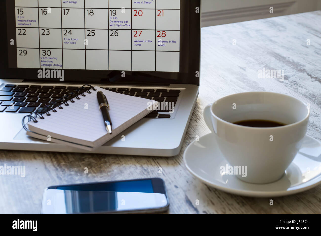 Controllare mensilmente le attività e gli appuntamenti presso l ufficio nel computer portatile Foto Stock