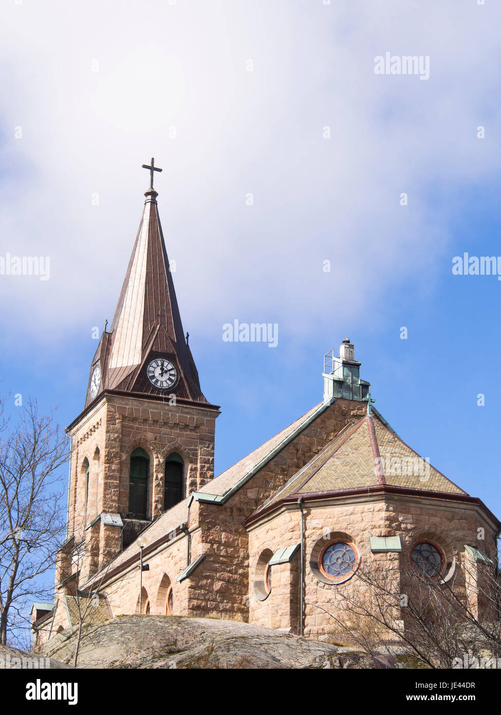 La piccola città di Fjallbacka sulla costa occidentale della Svezia, una destinazione di vacanza, solido chiesa di pietra, arroccato su una collina Foto Stock