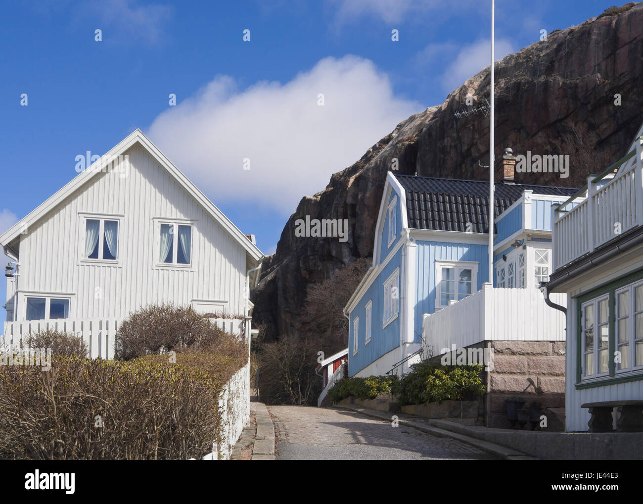 La piccola città di Fjällbacka sulla costa occidentale della Svezia, una destinazione di vacanza, infissi tradizionali ville Foto Stock