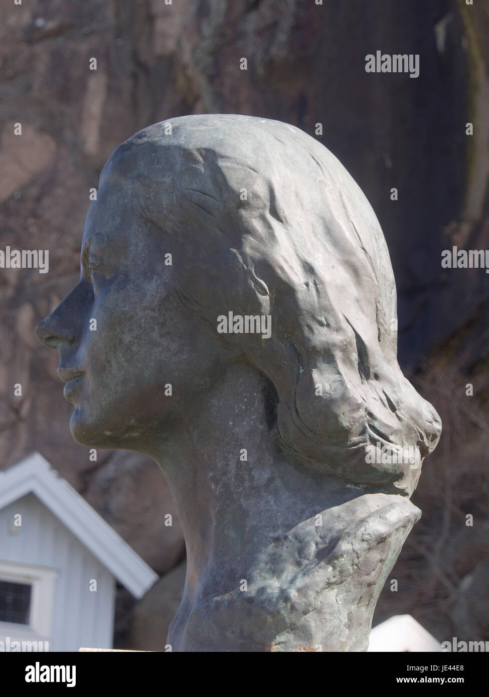 La piccola città di Fjallbacka sulla costa occidentale della Svezia, una destinazione di vacanza anche per la famosa attrice Ingrid Bergman, busto in bronzo in un quadrato Foto Stock