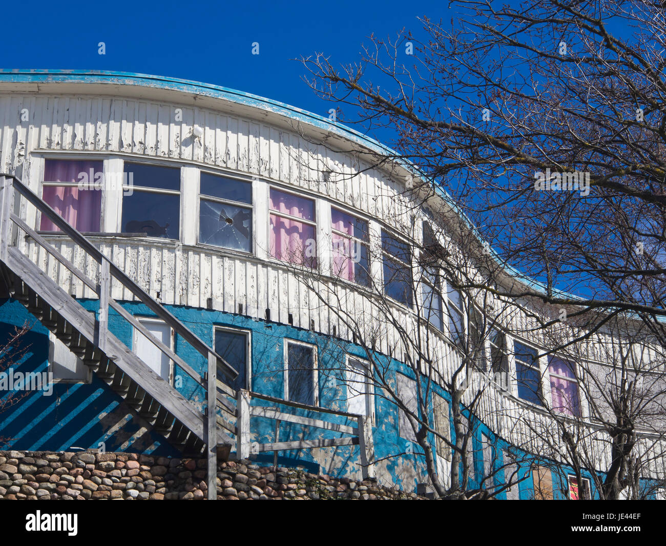 La piccola città di Fjallbacka sulla costa occidentale della Svezia, una destinazione di vacanza, fatiscente ristorante o albergo Foto Stock
