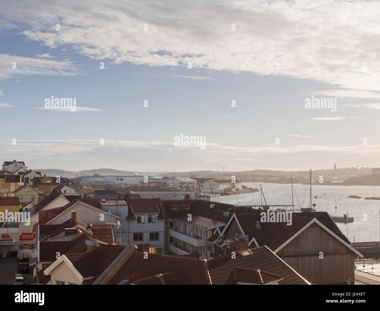 La piccola città Kungshamn sulla costa occidentale della Svezia, una pittoresca località di vacanza vista panoramica sopra i tetti e arcipelago Smögen Foto Stock