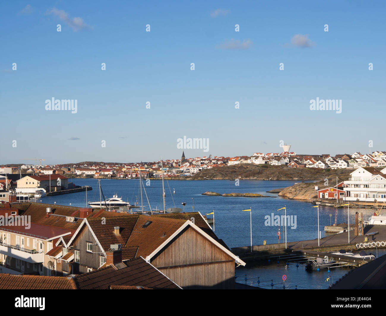 La piccola città Kungshamn sulla costa occidentale della Svezia, una pittoresca località di vacanza vista panoramica sopra i tetti e arcipelago Smögen Foto Stock
