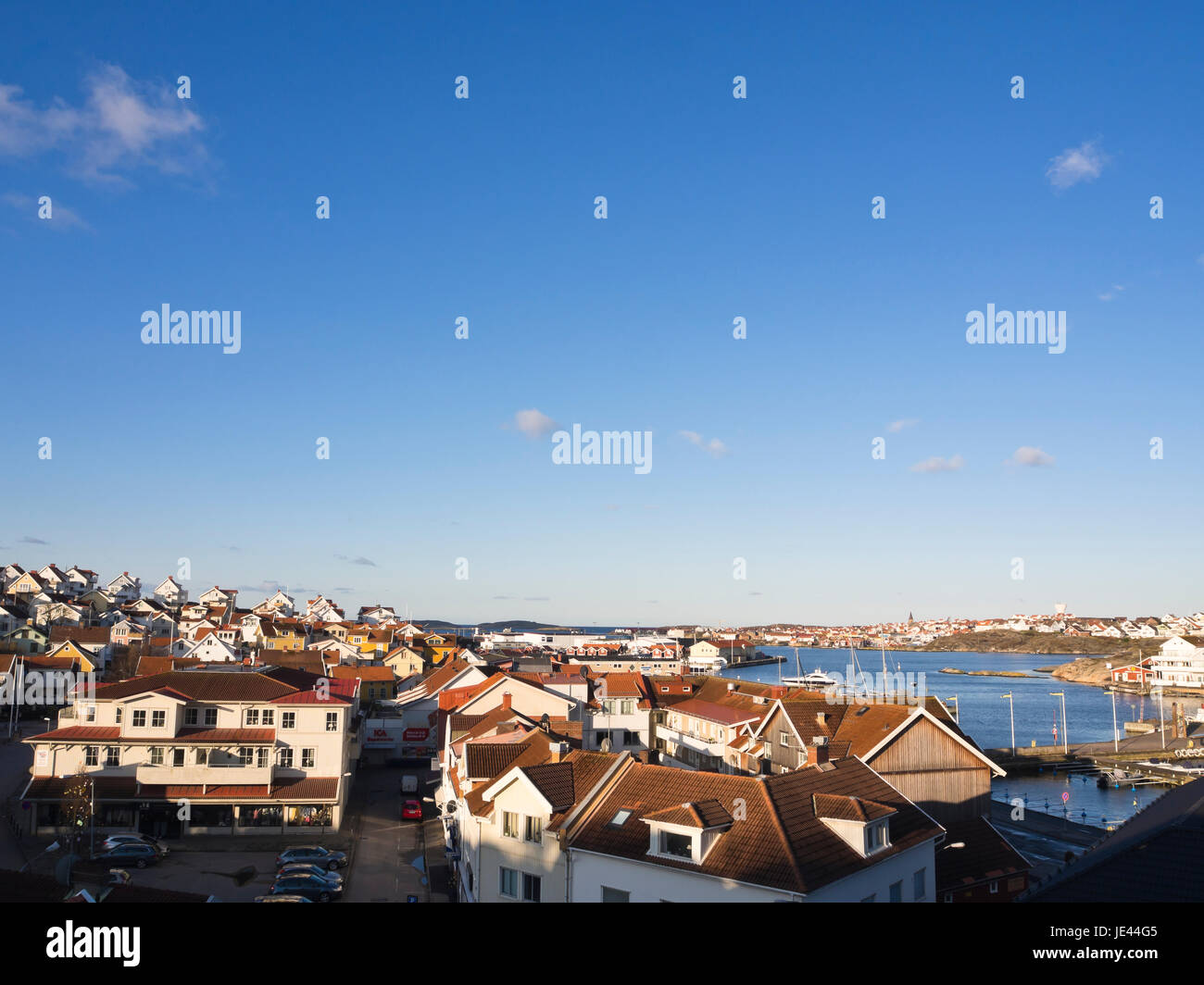 La piccola città Kungshamn sulla costa occidentale della Svezia, una pittoresca località di vacanza vista panoramica sopra i tetti e arcipelago Smögen Foto Stock