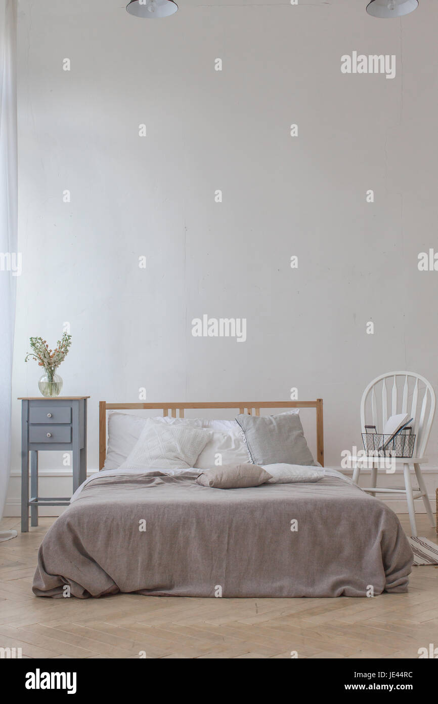Interno di colore bianco e grigio accogliente camera da letto Foto Stock
