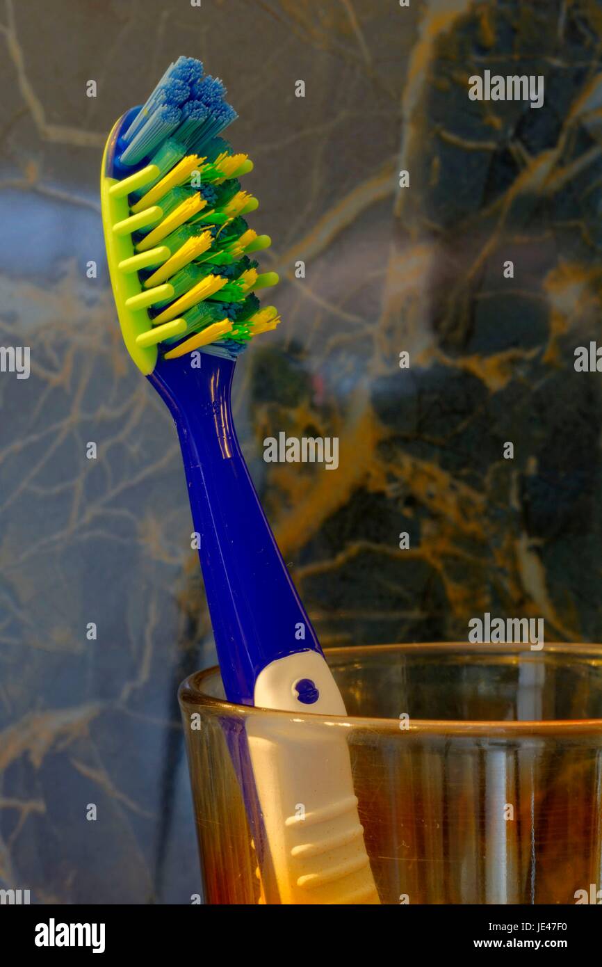Blau weisse Zahnbürste im Glas Foto Stock