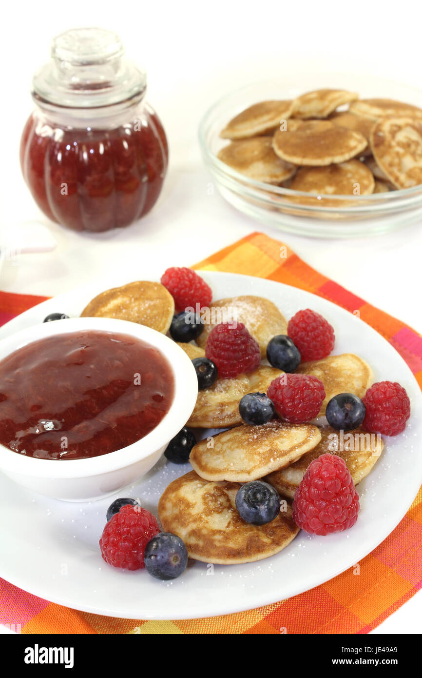 Holländische Poffertjes mit Beeren und Gelee auf hellem Hintergrund Foto Stock