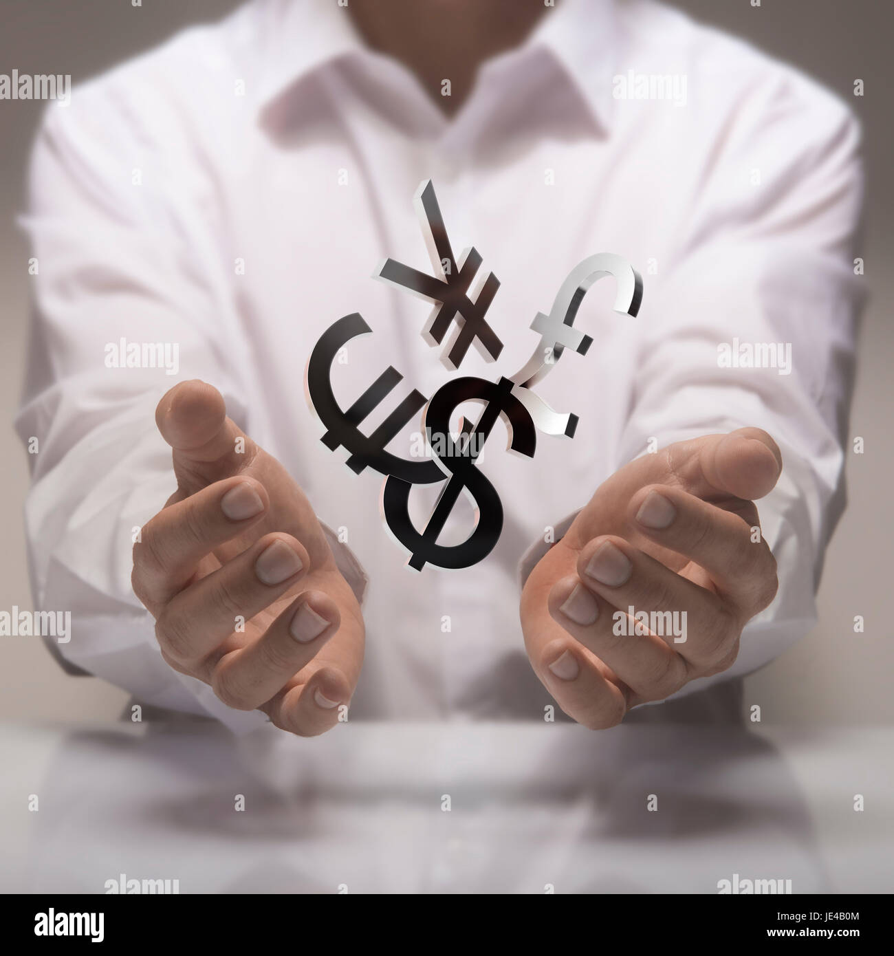 L'uomo mani valute simboli. Cambio valuta il concetto di servizio. Foto Stock