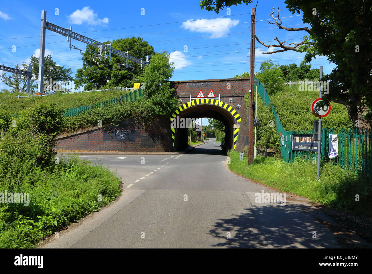 Ponte ferroviario a Charvil mostrante la Great Western linee che attraversano la strada con recentemente installata attrezzatura della linea aerea al di sopra di trasportare cavi di alimentazione. Foto Stock