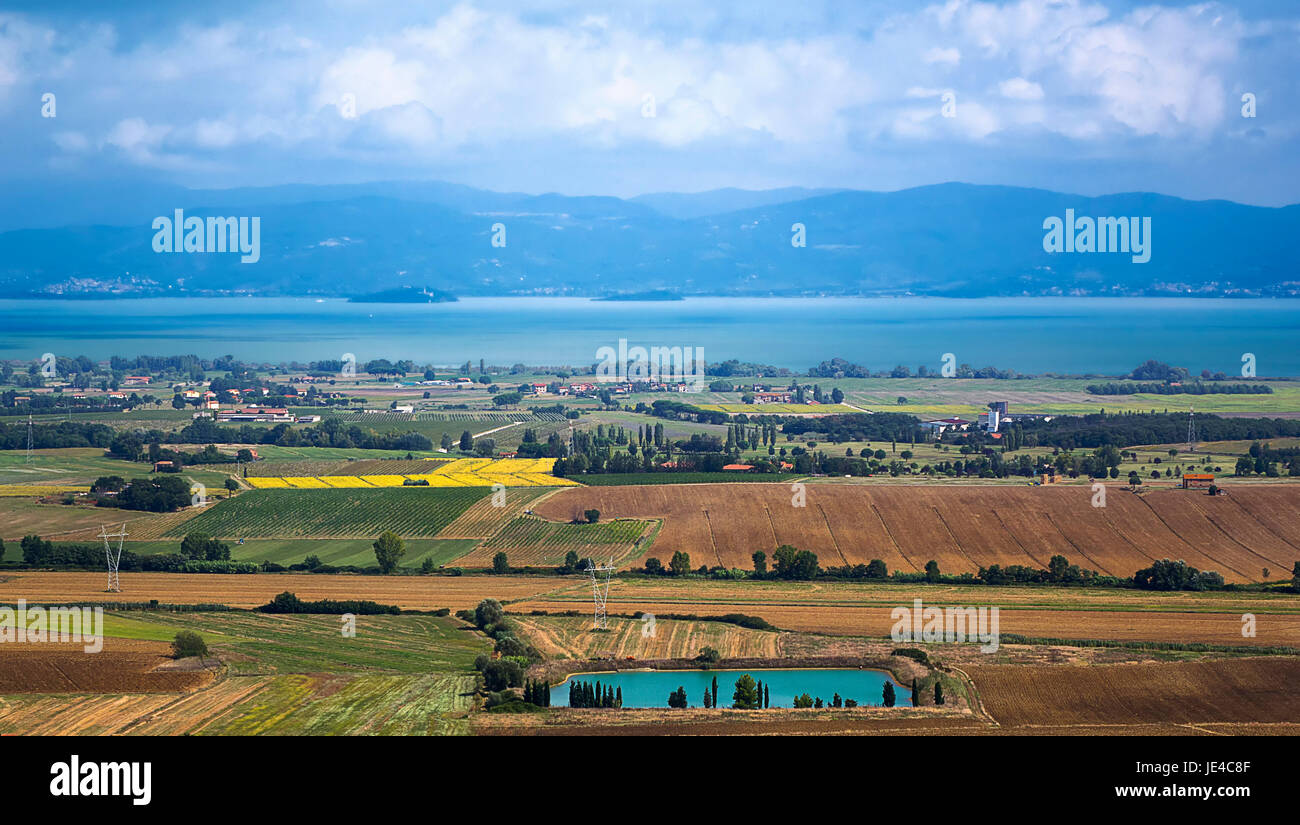 In distanza,il Trasimeno Foto Stock