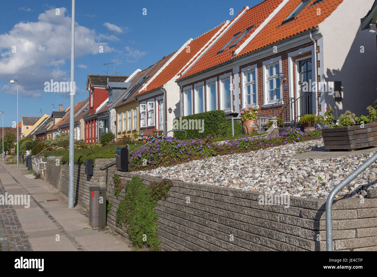 Eine Reihe kleiner Häuser am Hafen von Rudkøbing, Langeland, Dänemark Foto Stock