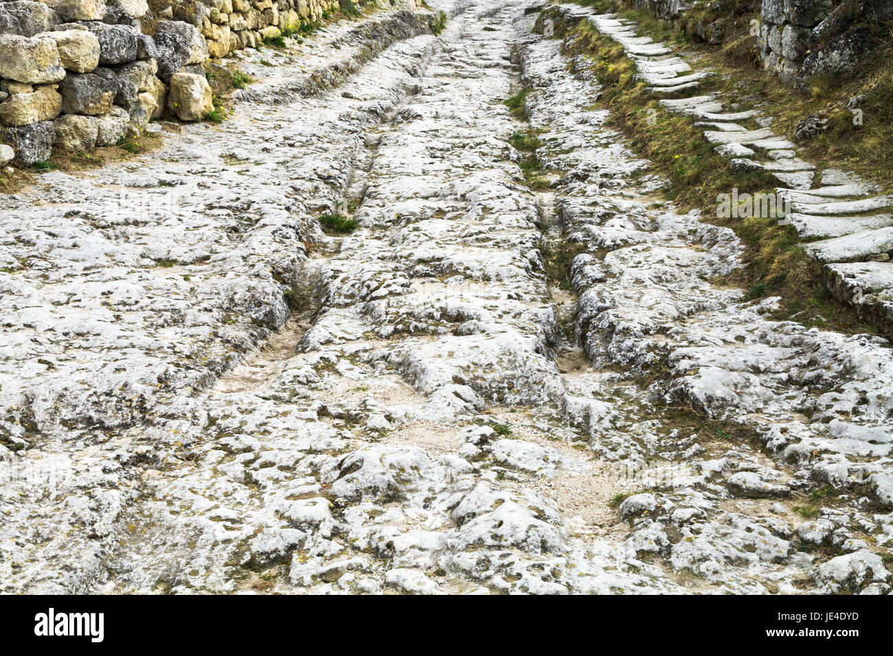 Antica strada sulla strada di città medievale Chufut-Kale in Crimea Foto Stock