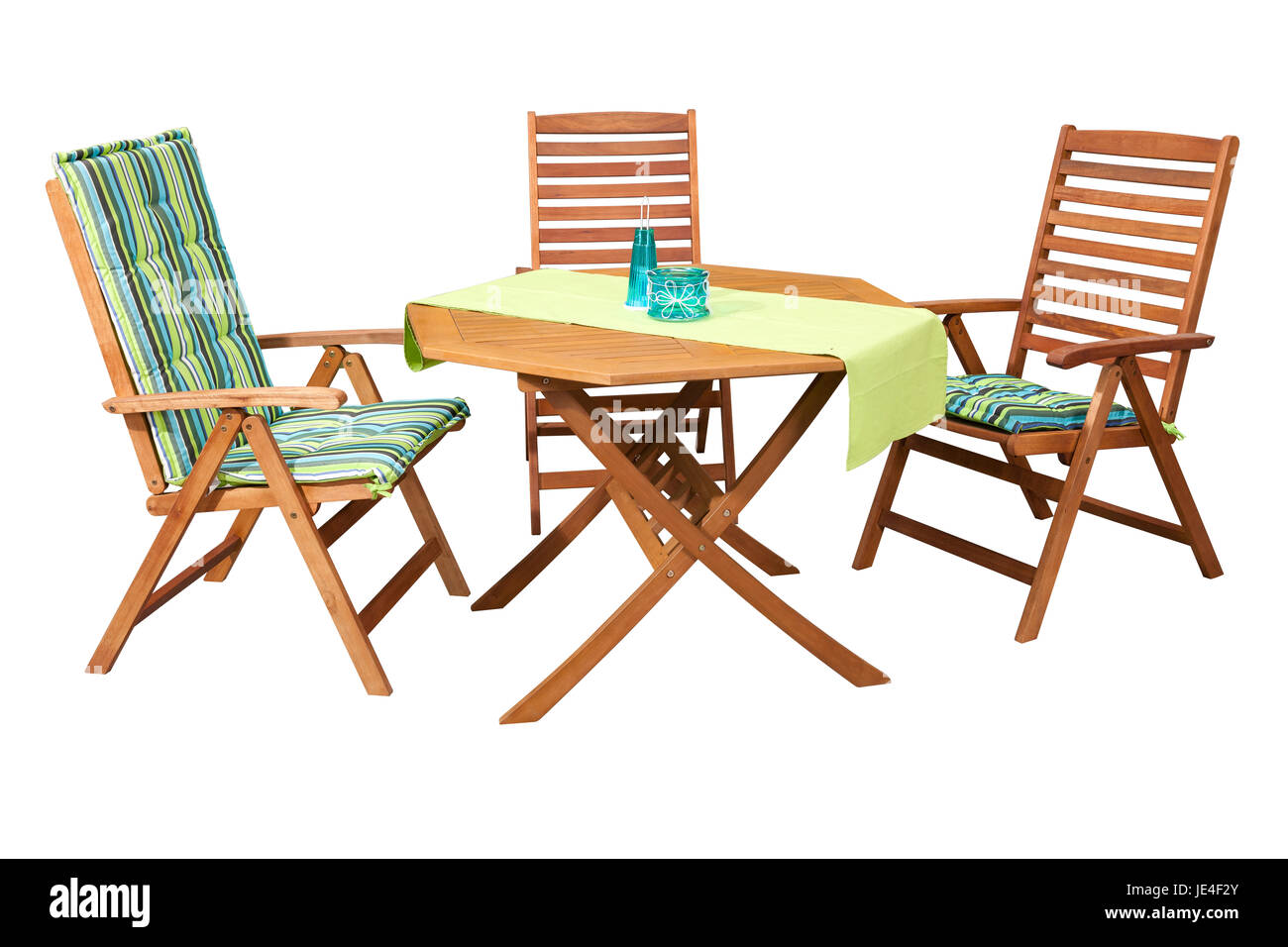 Set di piegatura mobili da giardino in legno - tavolo e 3 sedie isolato su bianco e con percorso di clipping. Bel giardino insieme di mobili con decoro. Foto Stock