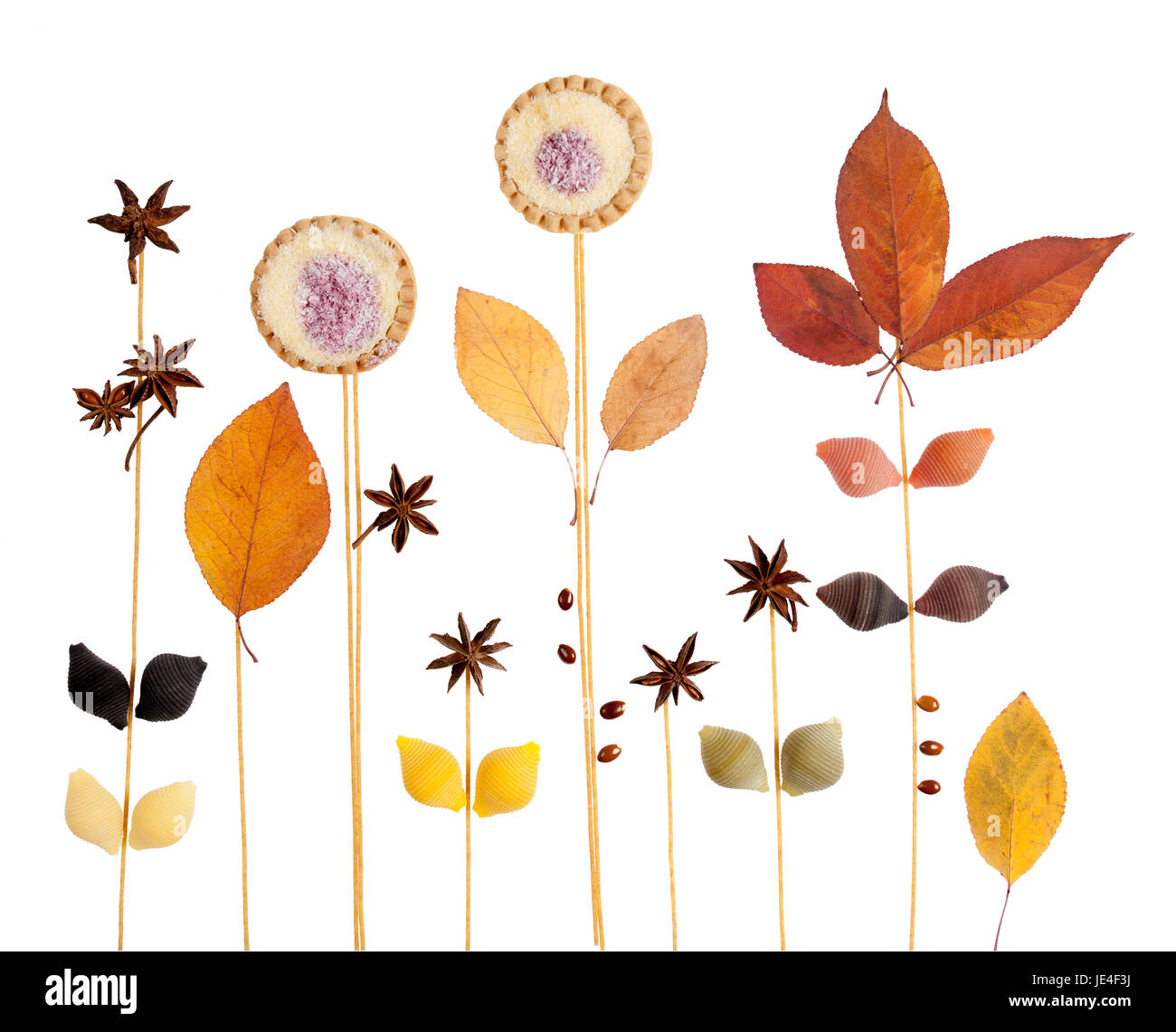 Abstract sfondo decorativo con anice stellato, pasta, biscotti e foglie di autunno isolato su bianco Foto Stock