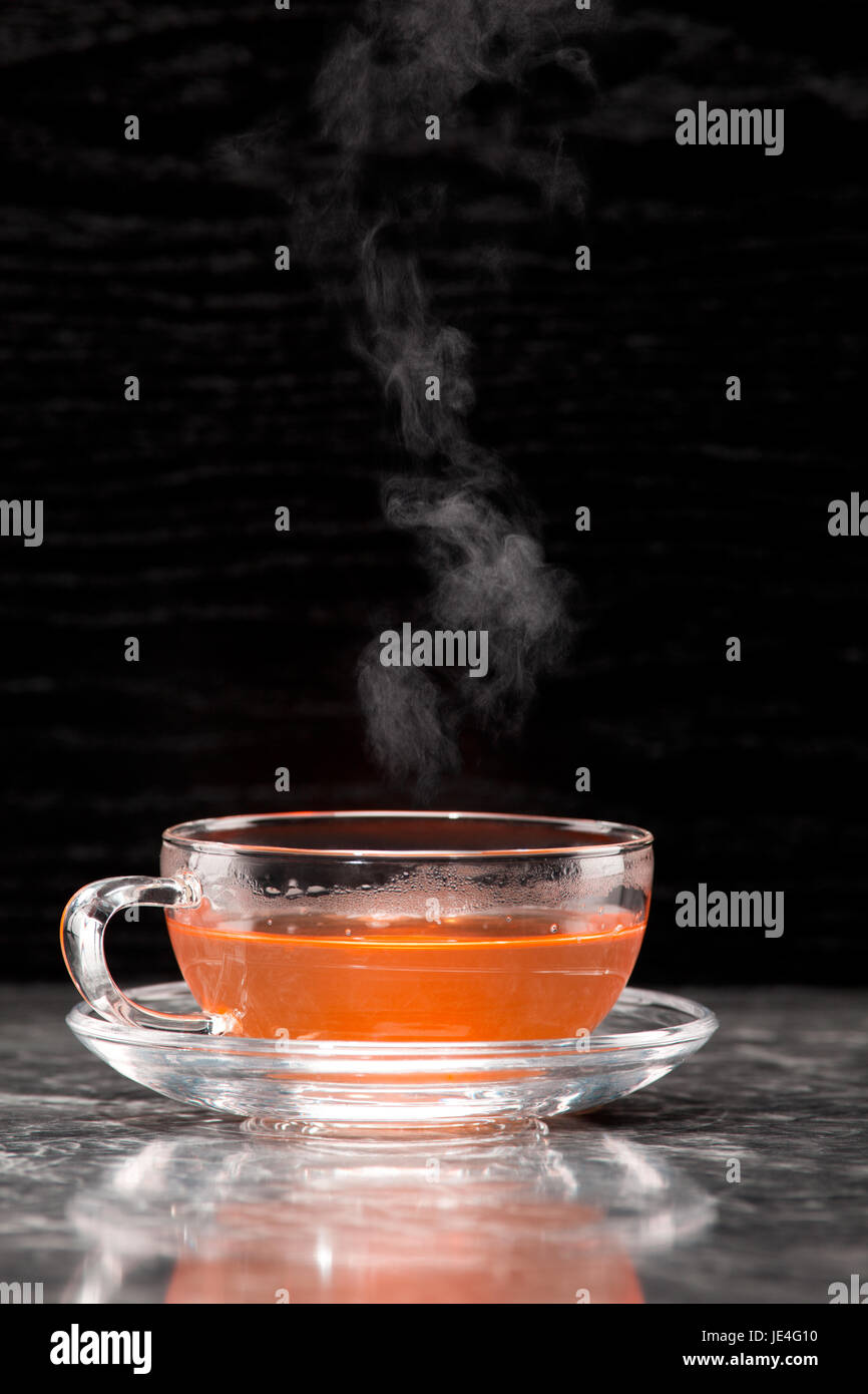 Dampfender Tee in Glastasse Foto Stock