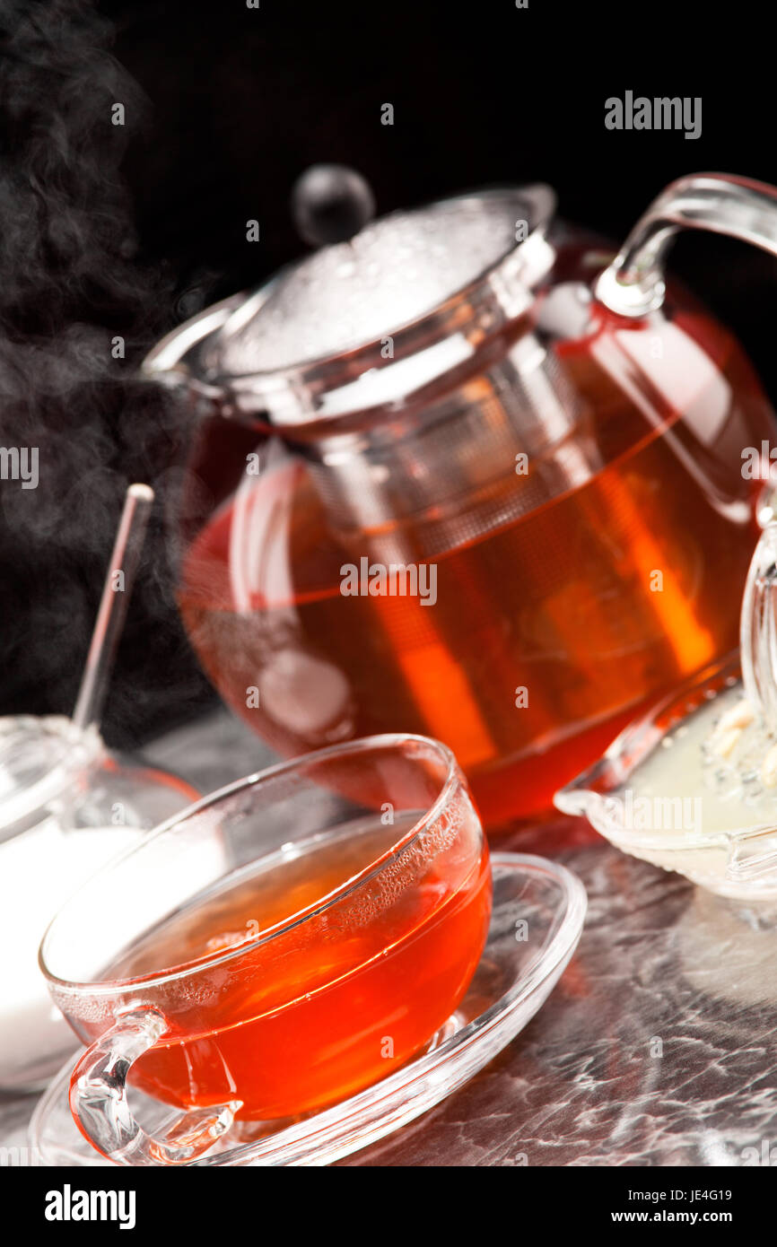 Dampfender Tee in Teeservice aus Glas Foto Stock