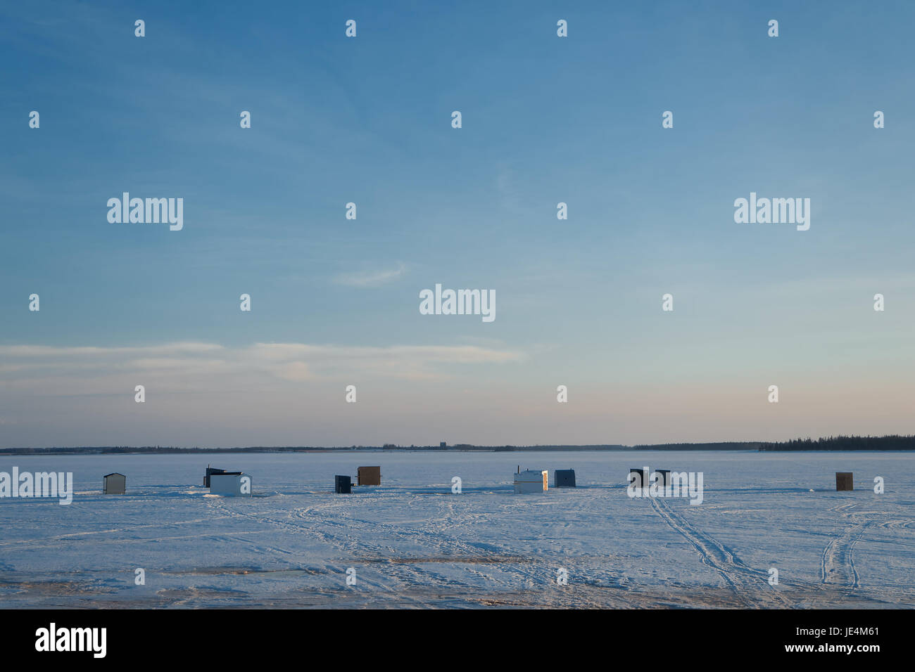 Pesca sul ghiaccio baracche sul porto di congelati nelle zone rurali di Prince Edward Island, Canada. Foto Stock