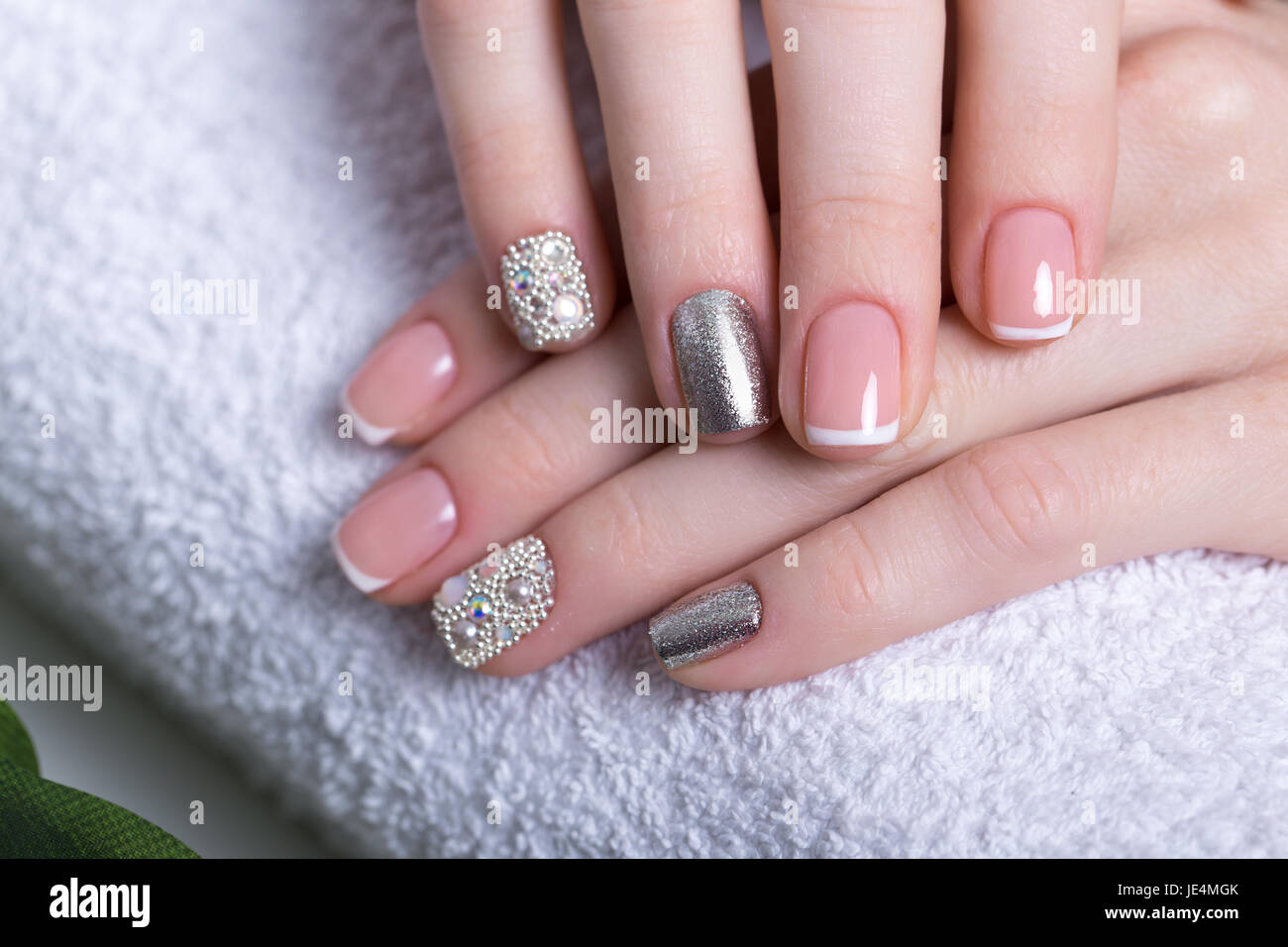 Splendido classico french manicure con strass sulla mano femminile.  Close-up Foto stock - Alamy