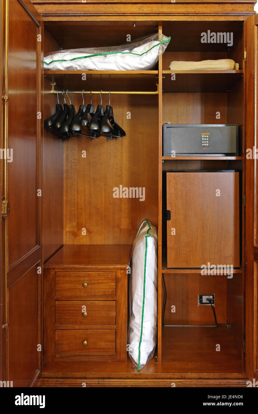 Hotel armadio con cassetta di sicurezza e un piccolo frigo Foto Stock