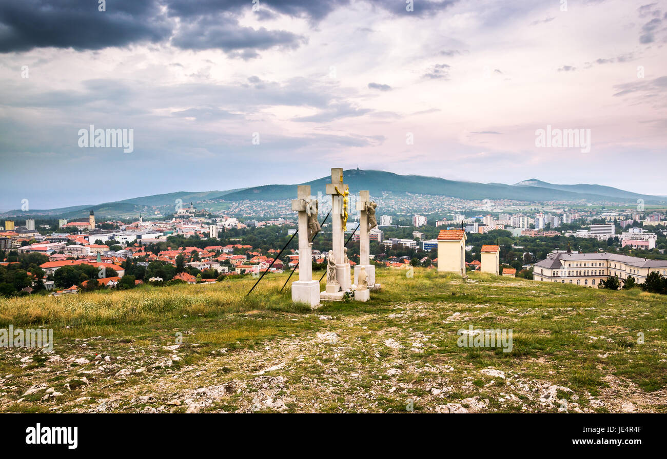 Gesù la croce di Cristo sul Calvario con la città di Nitra e di Zobor Mountain in background Foto Stock