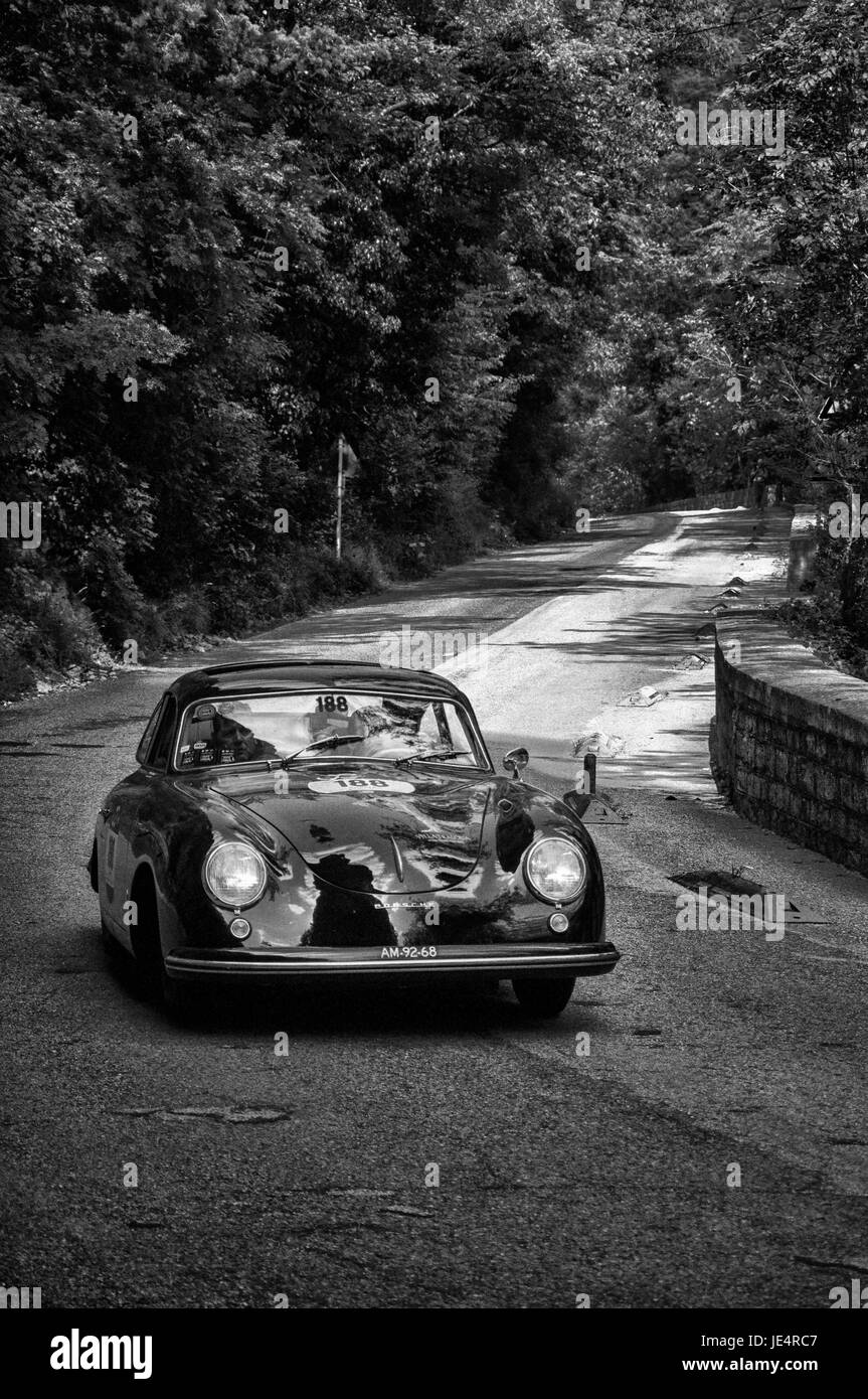 GOLA DEL FURLO, Italia - 19 Maggio: Porsche 356 1500 super 1953 su una vecchia macchina da corsa nel rally Mille Miglia 2017 il famoso storico italiano della gara (1927-1 Foto Stock