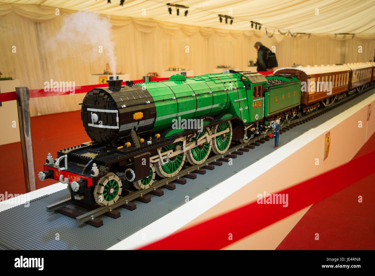 MA bene il modello in scala del Flying Scotsman locomotiva a vapore costruito interamente in plastica Lego mattoni di edificio. Una mostra itinerante nel Regno Unito Foto Stock