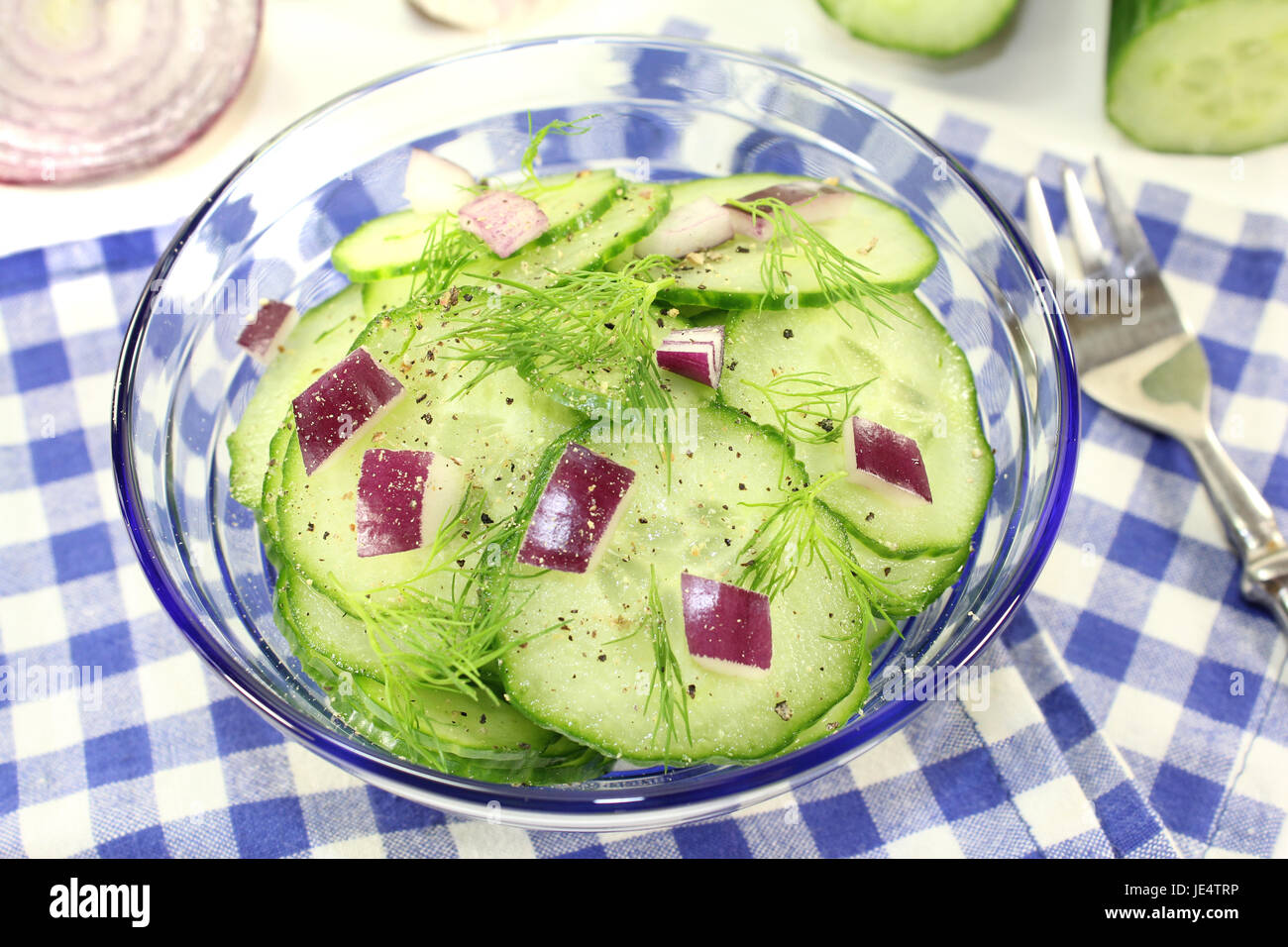 Gurkensalat mit roten Zwiebeln und aneto in einer Schüssel Foto Stock