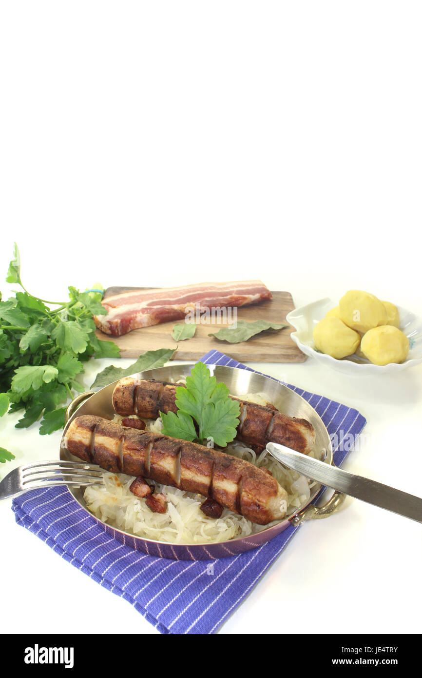 Brawurst mit Sauerkraut auf hellem Hintergrund Foto Stock