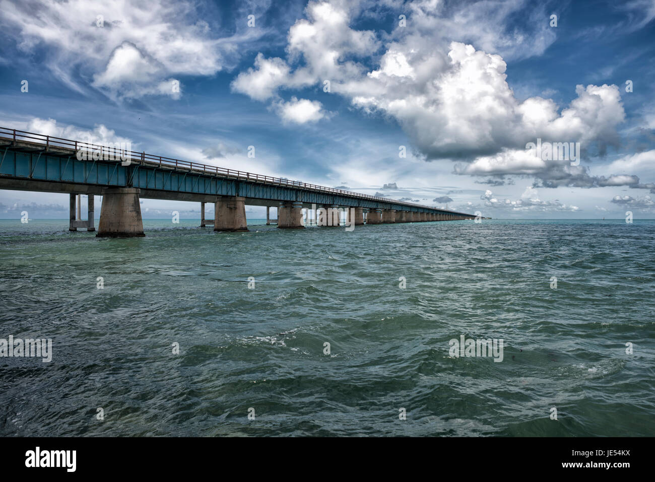 Il Ponte Vecchio Seven Mile in Florida è anche conosciuto come il Ponte del canale Knights Key-Pigeon Key-Moser Channel-Pacet collega la chiave di Knight nelle chiavi centrali a Little Duck Key nelle chiavi inferiori. È stato costruito dal 1909 al 1912 ed è il più lungo dei ponti originali della Florida East Coast Railway (FECR). All'anno 2008 era chiuso al traffico. Un nuovo Seven Mile Bridge fu costruito negli anni 1978-1982. Foto Stock