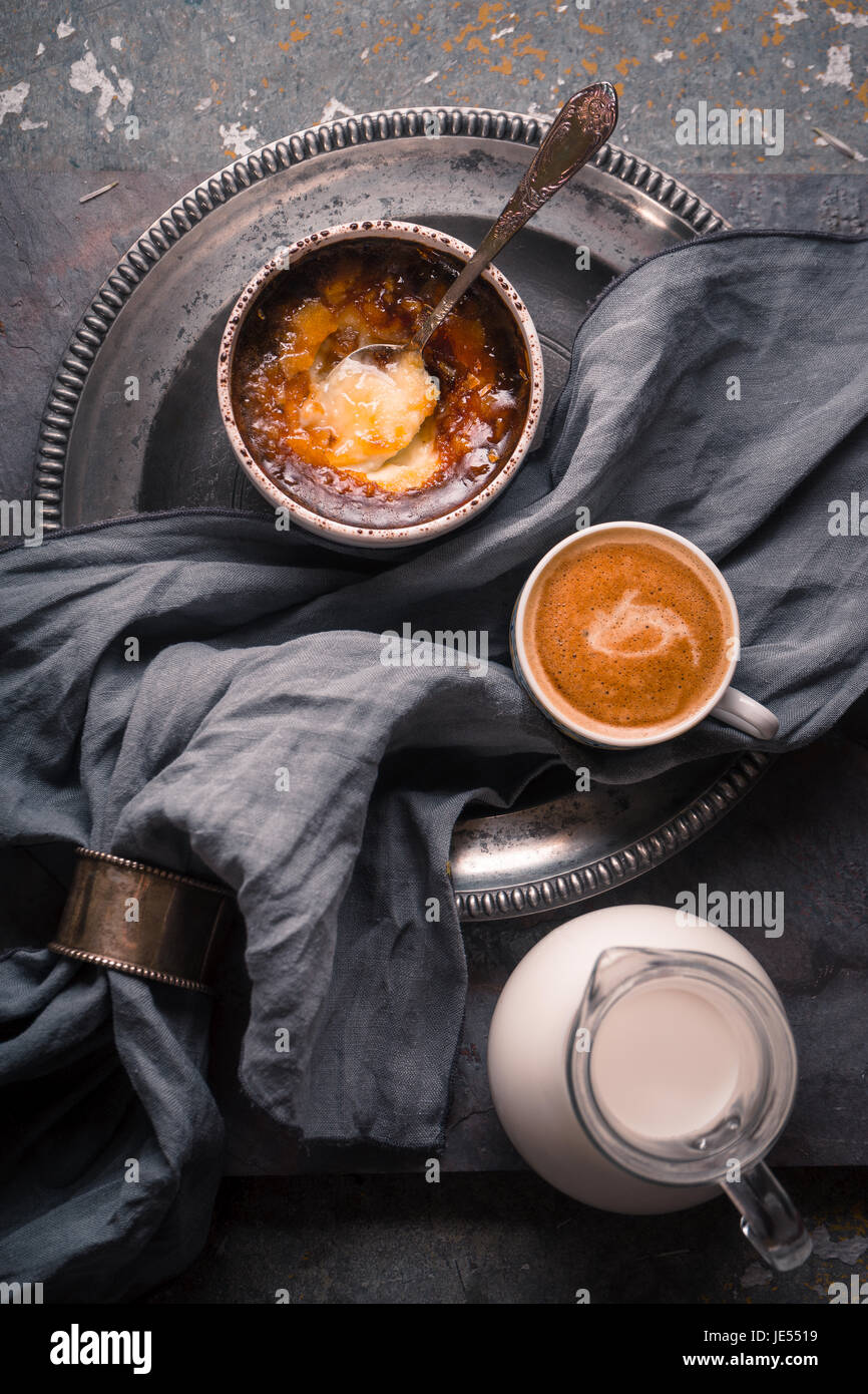 Creme brulee, caffè e latte su un tovagliolo in verticale Foto Stock