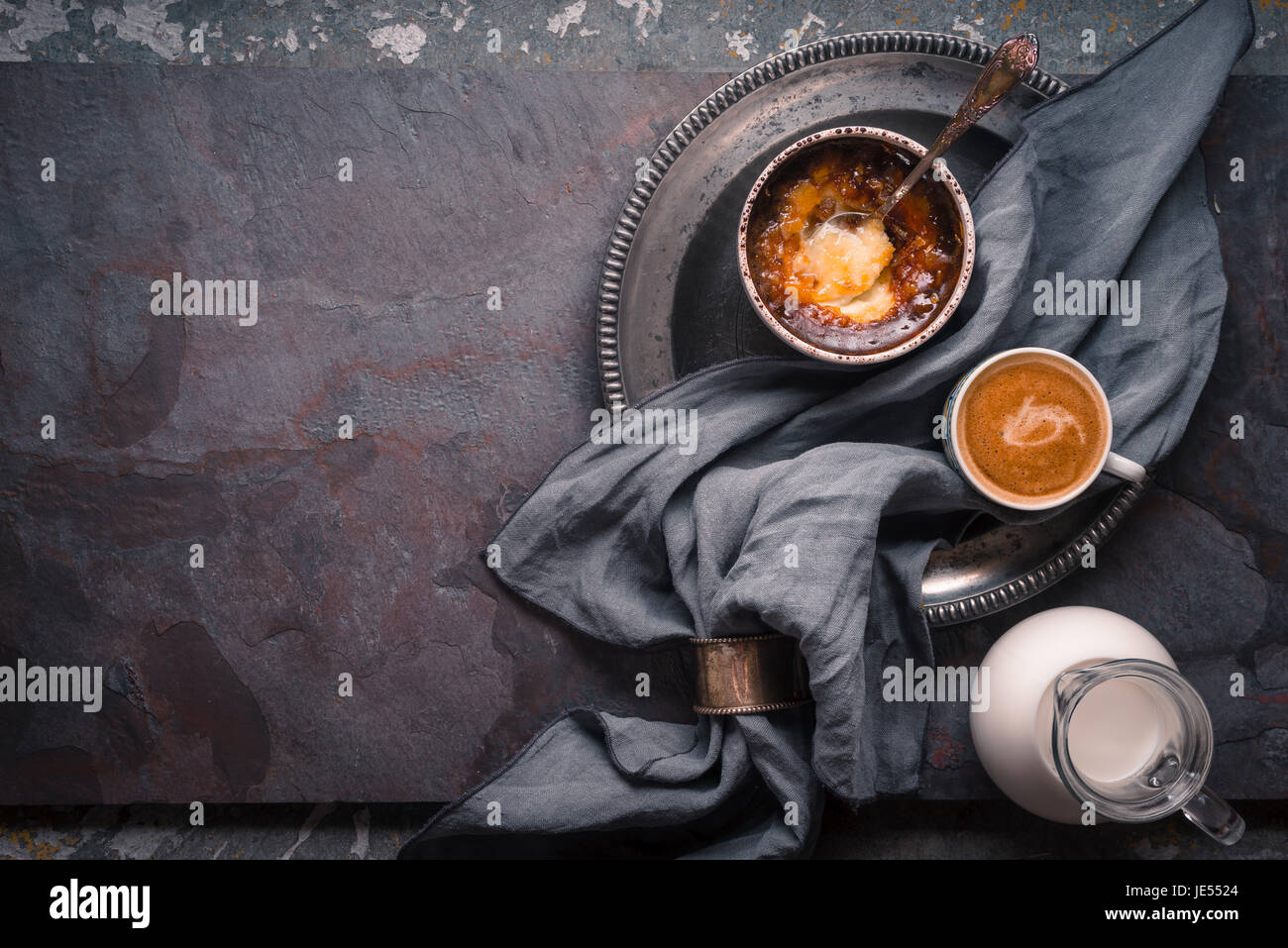 Creme brulee, caffè e latte su un tovagliolo copia orizzontale dello spazio Foto Stock
