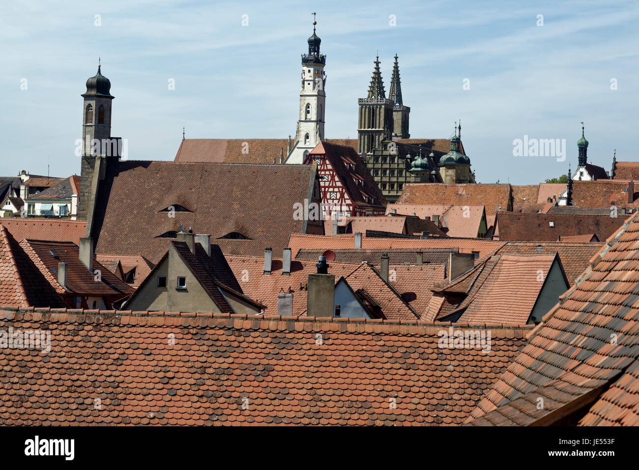 Le tegole del tetto della coda del castoro sono molto comuni nel sud della Germania. Soprattutto su vecchie case come qui a Rothenburg ob der Tauber. La città medievale nel sud della Germania è molto popolare per i turisti, grazie ai vecchi edifici e alle viste panoramiche. Foto Stock