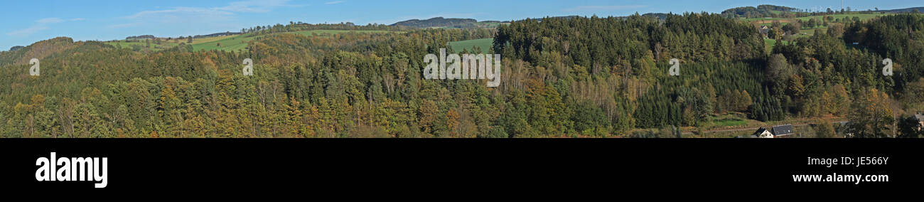 Landschaft im Erzgebirge im Herbst, bunte Mischwälder im Zschopautal di Sachsen, Panorama paesaggio nei Monti Metalliferi in autunno, coloratissimi boschi misti in Zschopau Valley in Sassonia, Germania, panoramica Foto Stock